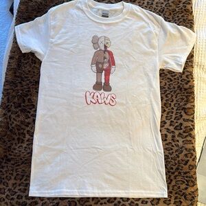 Gildan short sleeve tshirt w/ Kaws print